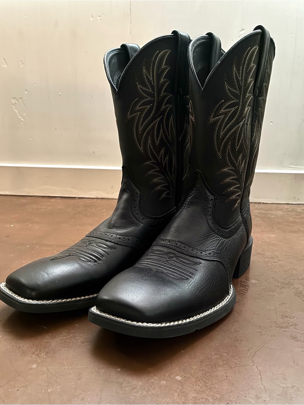 Ariat Black Leather Western Cowboy Boots with Contrast Stitching- Men size 11.5
